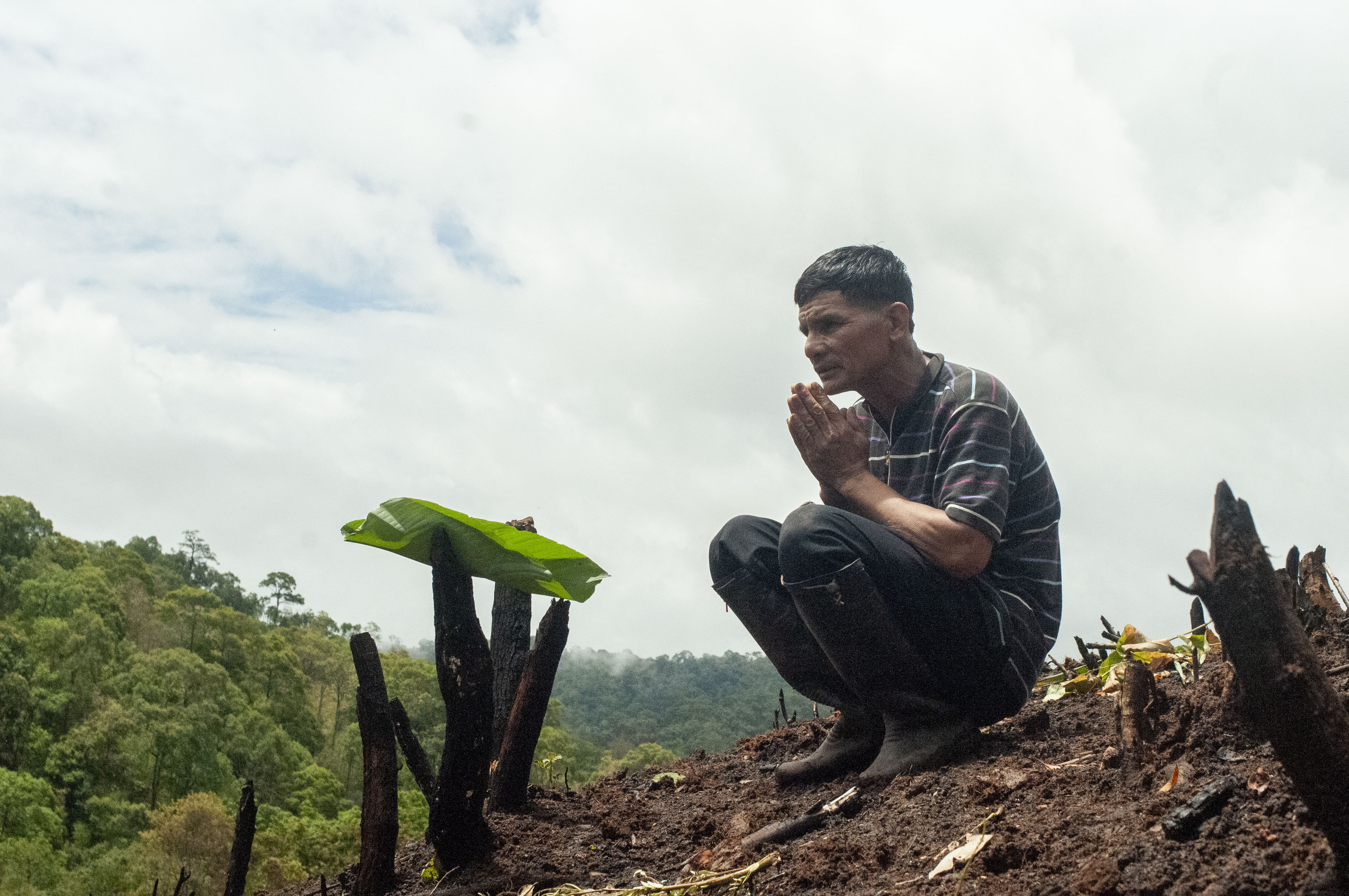  The eldest man praying Phi Jaothi to eat the food