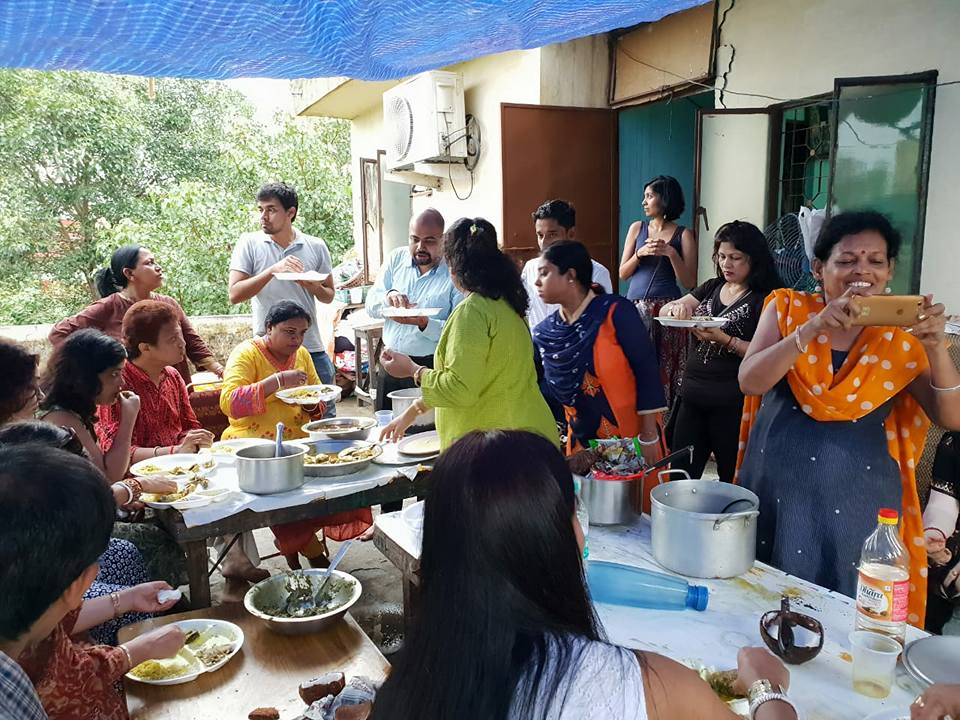 : People enjoying the Ilish feast, 19 August 2018, Chittaranjan Park, Delhi. Photo Courtesy: Neighbourhood Diaries