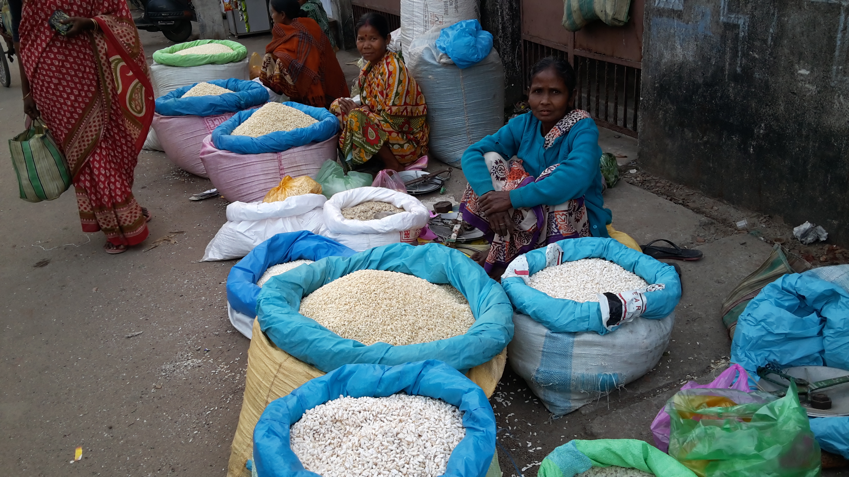 Women, market, economy, tradition, community knowledge 